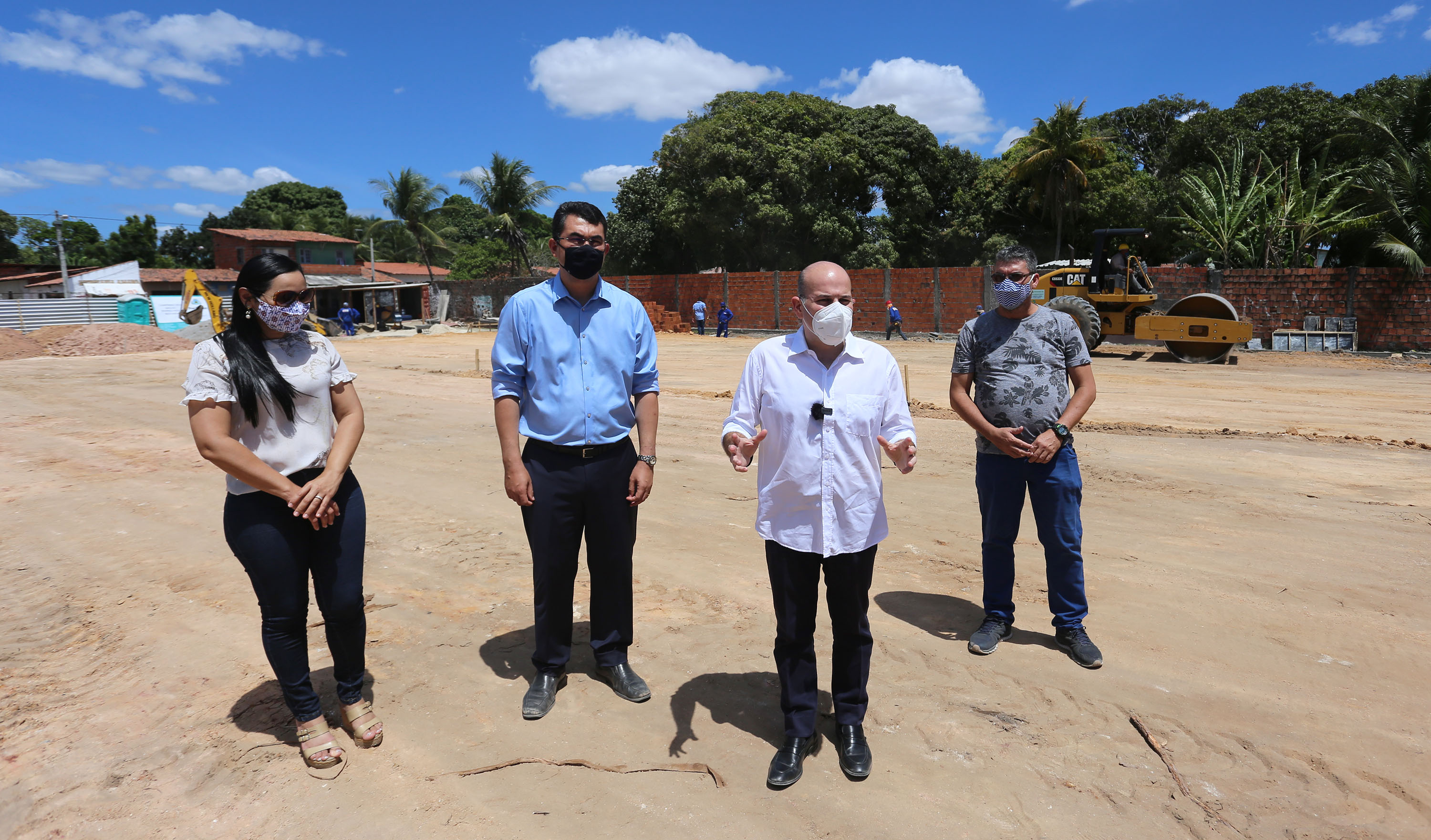 várias pessoas em pé numa obra